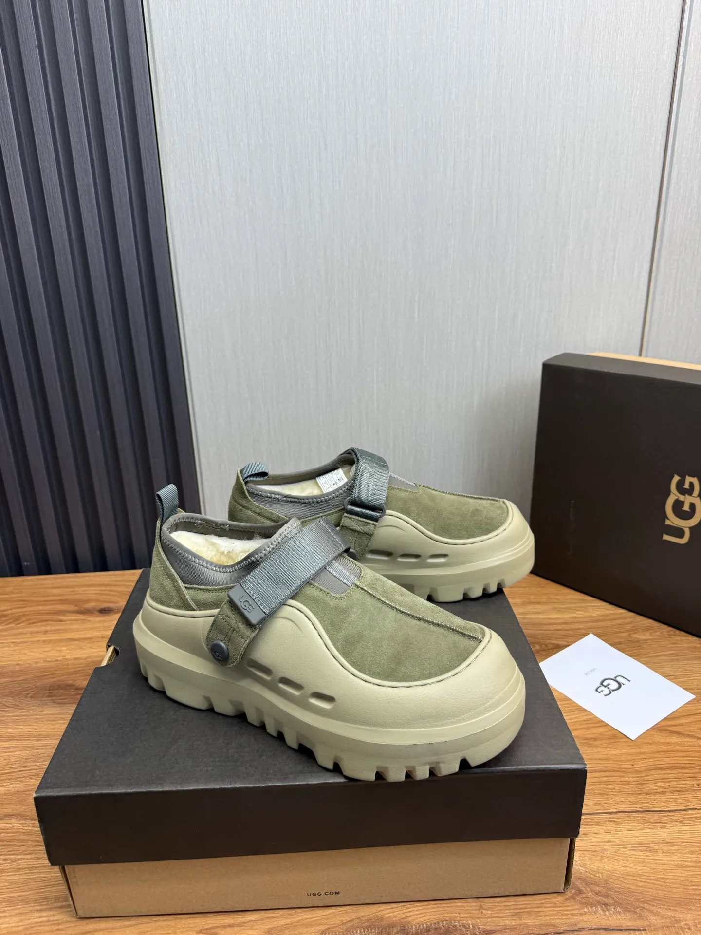 Men's shoes💰580💰Couples💖 New UGG fur integrated men's simple and fashionable snow boots. The most worth buying at the end of this year are warm casual shoes. Whether you are out and about at home, their comfortable and warm performance will be your most suitable fashion companion! The material is cowhide upper and imported wool is used inside. Warm and comfortable! The eva+ rubber patch outsole is cushioned, non-slip and wear-resistant, and has good elasticity. It is light and wear-resistant, comfortable and soft, and the new simple cut is more fashionable. It has both practicality and fashion sense, so you no longer have to worry about how to match it in winter, while still maintaining your fashionable taste. High-quality genuine wool. Look at the details for the material! Size: 35-40-41-42-43-44-44 sneaker size